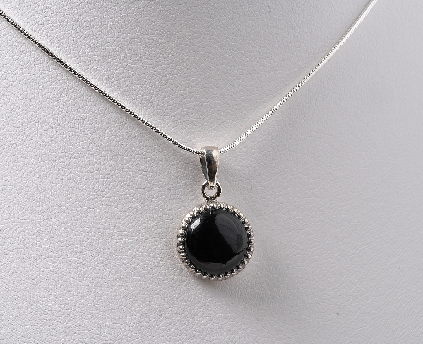 925 Sterling Silver Black Onyx Round Pendant On Neck