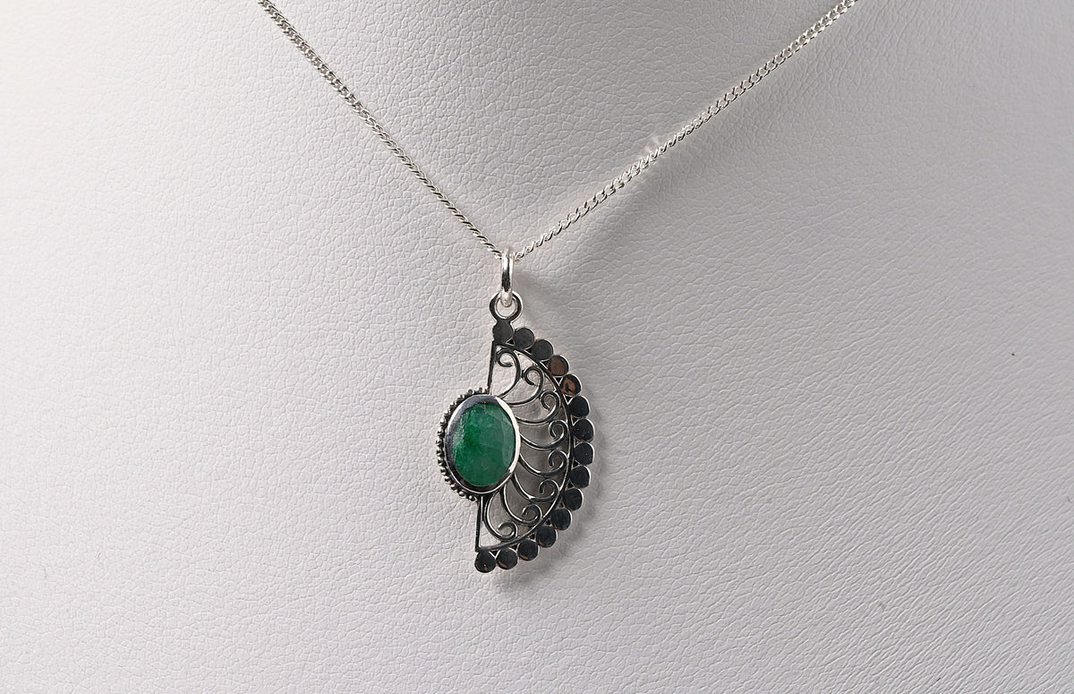 925 Sterling Silver Aventurine Adorned Pendant on Neck