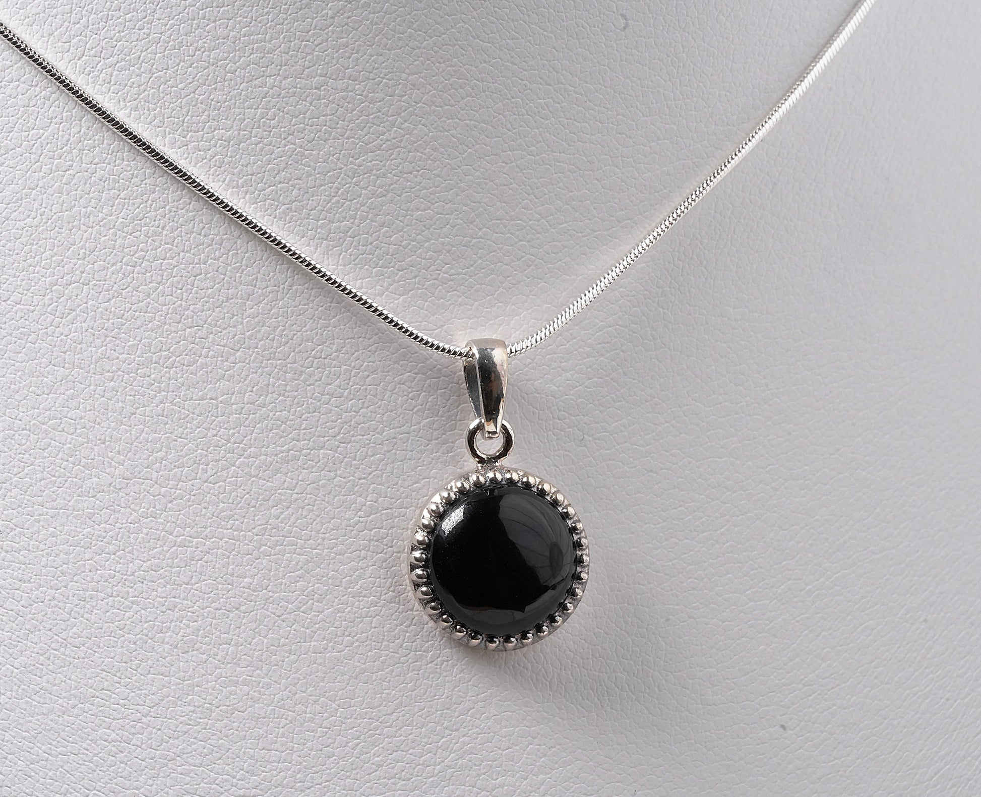 925 Sterling Silver Black Onyx Round Pendant On Neck