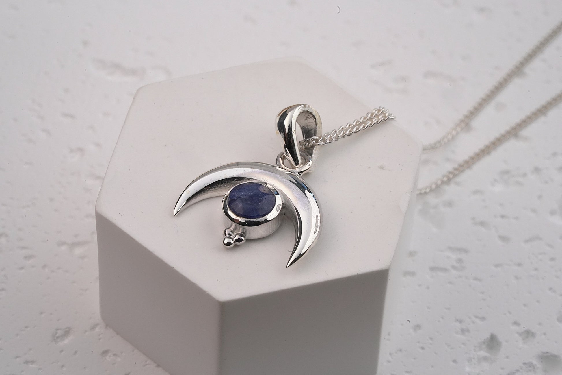 925 Sterling Silver Crescent Moon Jewellery Pendant with Agate Stone